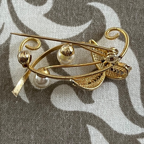 Delicate Pearl Brooch - Picture 2 of 3